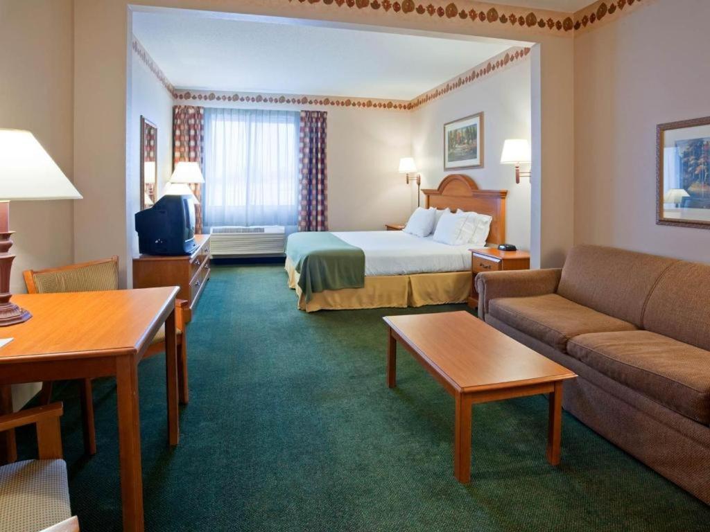 Holiday Inn Express & Suites Winner By Ihg Eksteriør billede