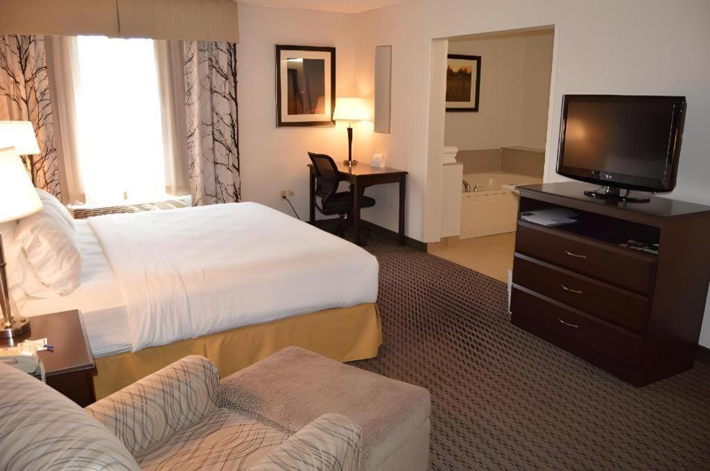 Holiday Inn Express & Suites Winner By Ihg Eksteriør billede