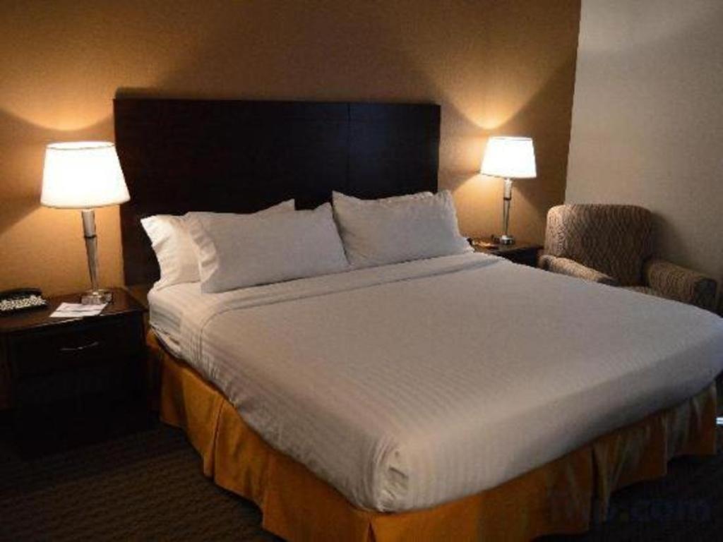 Holiday Inn Express & Suites Winner By Ihg Eksteriør billede
